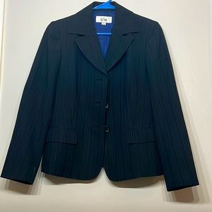 Ladies size 8 LeSuit jacket.  Like new condition.